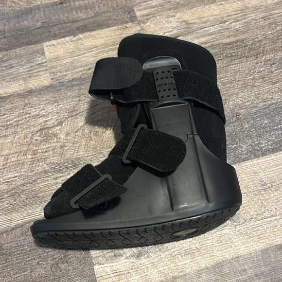 Air cast boot size medium (size 9) barely used - Picture 4 of 4
